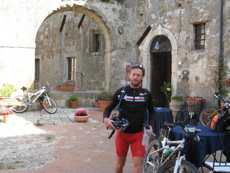 410 Dann los nach Pitigliano Cafe trinken.JPG